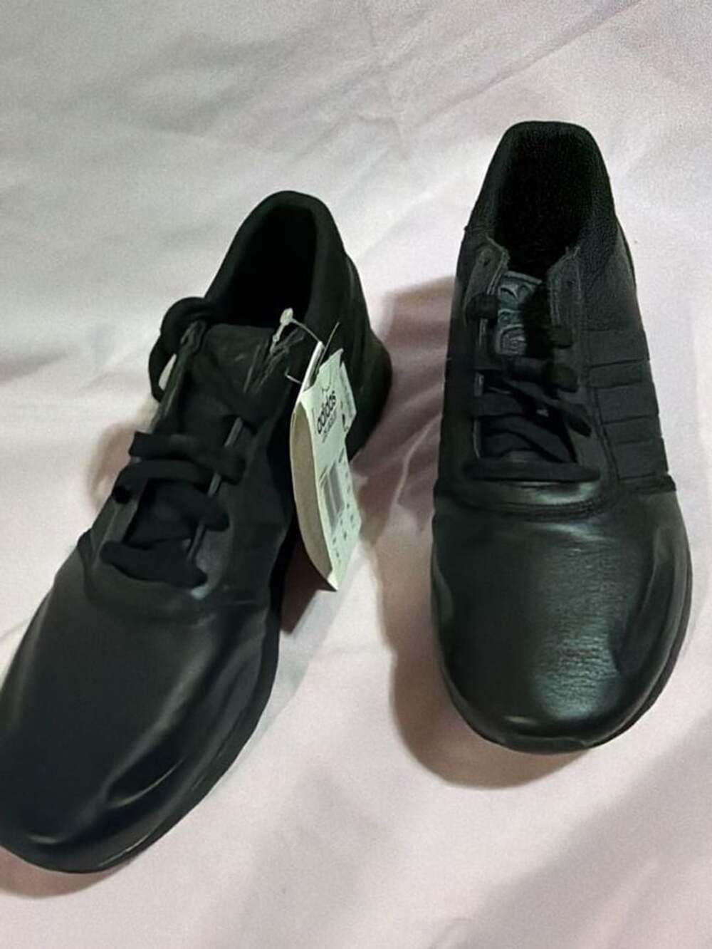 Adidas Los Angeles Size 10 Black Sneakers AQ2591
Size 10